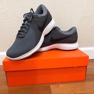 Nike Revolution 4E